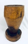 Antigo pilão em madeira maciça. Med. Alt. 59 cm. Diâm. 31,5 cm.