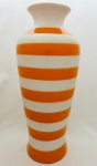 Grande vaso em faiança com decoração listrada nas cores branca e laranja. Med. 46x20 cm.