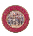 Belíssimo prato decorativa em fina porcelana europeia com decoração de Batalha de Napoleão Bonaparte, com detalhes a ouro na borda sobre fundo vermelho. Diâmetro: 25 cm.