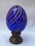 FABERGÉ - Belíssima pinha em cristal russo em tom azul com lapidação floral a ouro, base em bronze. Alt: 17 cm.