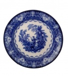 FLOW BLUE - Belíssimo prato decorativo em faiança inglesa borrão - Doulton Burslem - Watteau (circa 1895), com rica cena em tom azul. Diâmetro: 24,5 cm.