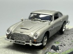 COLECIONISMO - ASTON MARTIN - D85 - GOLDEFINGER - Escala 1/43 miniatura em metal diecast. Carrinho de coleção com aprox 10CM, acompanha Caixa acrilica com base. Coleção 007.