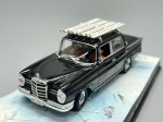 COLECIONISMO - MERCEDES BENZ 2205 - ON HE MAJESTYS SERVICE SECRET - Escala 1/43 miniatura em metal diecast. Carrinho de coleção com aprox 10CM, acompanha Caixa acrilica com base. Coleção 007.