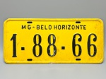 COLECONISMO - Placa automotiva em alumínio - Amarela - MG - Belo Horizonte 1-88-66 - Med. 13x40 cm.