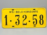 COLECONISMO - Placa automotiva em alumínio - Amarela - MG - Belo Horizonte 1-32-58. Med. 13x40 cm.