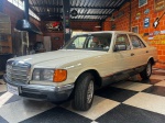 AUTOMOVEL  MERCEDES BENZ 280SE  Motor 6 cilindros injetado com câmbio automático, todo original, com interior em couro bege sem detalhes, vidros originais, conjunto ótico original, direção hidráulica, ar gelando, vidros elétricos, pintura em excelente estado, cromados novos. O carro é 3 dono e apresenta todos os documentos desde 2010, certificado de placa preta, manual e chave reserva. Documentação em dia já com a placa preta de coleção.