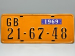 COLECONISMO - Placa automotiva em alumínio - Laranja - GB Rio de Janeiro 21-67-48, com plaqueta 1969. Med. 16x40 cm.