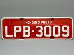 COLECONISMO - Placa automotiva em alumínio - Vermelha - MG - Ouro Preto - LPB 3009. Med. 13x40 cm.