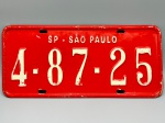 COLECONISMO - Placa automotiva em alumínio - Vermelha - SP - São Paulo - 4-87-25. Med. 16x35 cm.