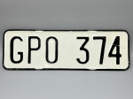 COLECONISMO - Placa automotiva em alumínio - Branco - GPO 374. Med. 13x40 cm.