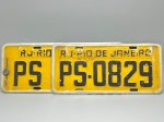 COLECONISMO - Par de placas automotiva em alumínio, sendo traseira e dianteira - Amarelas - RJ - Rio de Janeiro - PS - 0829. Med. 17x35 cm e 17x40 cm.