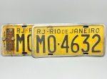 COLECONISMO - Par de placas automotiva em ferro, sendo traseira e dianteira - Amarelas - RJ - Rio de Janeiro - MO - 4632. Med. 16x35 cm e 16x40 cm.