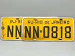 COLECONISMO - Par de placas automotiva em alumínio, sendo traseira e dianteira - Amarelas - RJ - Rio de Janeiro - NN - 0818. Med. 16x35 cm e 16x40 cm.