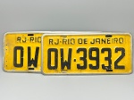 COLECONISMO - Par de placas automotiva em alumínio, sendo traseira e dianteira - Amarelas - RJ - Rio de Janeiro - OW - 3932. Med. 16x35 cm e 16x40 cm.