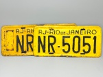 COLECONISMO - Par de placas automotiva em ferro, sendo traseira e dianteira - Amarelas - RJ Rio de Janeiro - NR 5051. Med. 16x34 cm e 16x40 cm.