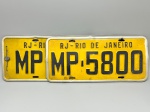 COLECONISMO - Par de placas automotiva em alumínio, sendo traseira e dianteira - Amarelas - RJ - Rio de Janeiro - MP - 5800. Med. 16x35 cm e 16x40 cm.