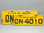 COLECONISMO - Par de placas automotiva em alumínio, sendo traseira e dianteira - Amarelas - RJ - Rio de Janeiro - GN - 4010. Med. 11x32 cm e 16x40 cm.