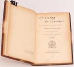 Cyrano de Bergerac - Comedia Heroica em 5 Actos em Verso. Edmond Rostand. Traduzida em versos portugueses por Carlos Porto Carreiro. J. Ribeiro dos Santos - Editor. 3ª Edição, Rio de Janeiro, 1922. 240 páginas.