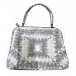 FERRAGAMO - Bolsa confeccionada em couro estampada em animal print estilo cobra nos tons offwhite e
