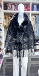 Pelerine confeccionada em cashmere no preto, com detalhes em bordados de fitas e destaque para gola