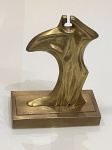 Roberto VivasEscultura abstrataBronze patinado sobre base.Altura aproximada: 20 cm.Elegante escultura em bronze de linguagem moderna, caracterizada por formas orgânicas e estilização expressiva da figura, elementos recorrentes na produção de Roberto Vivas. A composição apresenta uma estrutura vertical dinâmica, na qual volumes curvos e superfícies suavemente modeladas criam um jogo de luz e sombra que enfatiza o movimento da peça.A silhueta abstrata sugere uma figura em gesto ascendente, transmitindo sensação de equilíbrio, leveza e espiritualidade, enquanto o acabamento em bronze patinado realça a riqueza matérico-escultórica do trabalho. A obra repousa sobre base retangular que confere estabilidade e presença ao conjunto.Peça de forte caráter decorativo e artístico, representativa da pesquisa formal do artista na síntese entre figuração e abstração.Assinada na base.