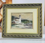 Pellegatta  Paisagem Litorânea com Igreja e EmbarcaçõesPintura original atribuída a Pellegatta, executada em O.S.E. (óleo sobre eucatex), técnica bastante utilizada por artistas brasileiros do século XX. A obra retrata uma delicada paisagem litorânea, destacando uma pequena igreja branca à beira-mar, com embarcações ancoradas e colinas ao fundo, composição que transmite atmosfera serena e bucólica.A pincelada é solta e expressiva, com paleta suave em tons de verde, areia e azul, característica das pinturas de paisagens marítimas e cenas costeiras. A obra apresenta assinatura do artista no canto inferior esquerdo, conferindo autenticidade à peça.Encontra-se emoldurada em moldura trabalhada de estilo clássico, que valoriza a composição e a torna pronta para ambientação decorativa.Detalhes da obra:Artista: PellegattaTécnica: O.S.E.  óleo sobre eucatexTema: Paisagem litorânea com igreja e barcosAssinatura: canto inferior esquerdoCondição: bom estado geral, com moldura decorativaObservação: obra de grande apelo decorativo, ideal para compor ambientes clássicos ou coleções de paisagismo artístico.