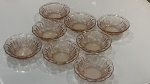 Conjunto composto por 8 recipientes (bowls) antigos para sobremesa em vidro. As peças apresentam design clássico e elegante, com transparência característica do vidro antigo, sendo ideais para servir. Conjunto decorativo e funcional, que também pode integrar coleções de utensílios de mesa vintage ou complementar uma mesa posta com charme e sofisticação.Quantidade:8 peças.Material:Vidro.Estado de conservação:Bom estado geral, compatível com a idade e uso, podendo apresentar leves sinais do tempo.