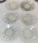 Conjunto composto por seis pratos de sobremesa em vidro da tradicional atribuídos a fabricante americana Duncan Miller Glass Company, reconhecida pela produção de peças elegantes em vidro artístico durante o século XX. As peças apresentam vidro transparente com desenho clássico e acabamento refinado, característicos da marca, sendo ideais tanto para uso à mesa quanto para colecionadores de vidro antigo.Os pratos são apropriados para servir, além de compor uma mesa posta com estilo vintage e sofisticado. Peças decorativas e funcionais, apreciadas por colecionadores de vidro americano.Quantidade: 6 pratos de sobremesa.Material: vidroEstado de conservação: Bom estado geral, compatível com a idade, podendo apresentar leves marcas do tempo e de uso.