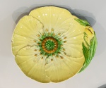 Elegante prato decorativo antigo da marca Carlton Ware, famosa por suas cerâmicas artísticas produzidas desde o final do século XIX na Inglaterra.A peça apresenta um delicado formato de flor/folha, com relevo que destaca as nervuras naturais da folhagem. O acabamento em tons amarelos com detalhes em verde cria um efeito vibrante e clássico, típico das linhas decorativas inspiradas na natureza pelas quais a Carlton Ware ficou famosa.Produzido em cerâmica esmaltada de alto brilho, o prato combina charme vintage e refinamento, sendo ideal tanto para decoração de parede, vitrine de coleção ou como pequeno prato ornamental. Peças desse estilo eram populares em meados do século XX e fazem parte das linhas inspiradas em elementos botânicos e florais da marca.Características:Marca: CarltonwareMaterial: Cerâmica esmaltadaFormato: Flor / folha estilizadaCores: Amarelo com folhagens verdesEstilo: Vintage / Art pottery