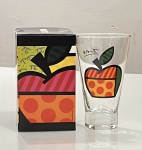 Romero Britto - Pão de AçúcarCopo de vidro promocional Pão de Açúcar, lançado em 2007 com arte assinada por Romero Britto, um dos artistas brasileiros de maior projeção internacional. O desenho retratado no copo representa maça, símbolo recorrente na obra do artista.Peça produzida em edição especial, acompanhada de caixa original ilustrada. Item de forte apelo colecionável para apreciadores de Romero Britto, memorabilia publicitaria e brindes promocionais de grandes marcas. Item novo .