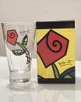 Romero Britto - Pão de AçúcarCopo de vidro promocional Pão de Açúcar, lançado em 2007 com arte assinada por Romero Britto, um dos artistas brasileiros de maior projeção internacional. O desenho retratado no copo representa flor, símbolo recorrente na obra do artista.Peça produzida em edição especial, acompanhada de caixa original ilustrada. Item de forte apelo colecionável para apreciadores de Romero Britto, memorabilia publicitaria e brindes promocionais de grandes marcas. Item novo .