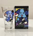 Romero Britto - Pão de AçúcarCopo de vidro promocional Pão de Açúcar, lançado em 2007 com arte assinada por Romero Britto, um dos artistas brasileiros de maior projeção internacional. O desenho retratado no copo representa cachorro, símbolo recorrente na obra do artista.Peça produzida em edição especial, acompanhada de caixa original ilustrada. Item de forte apelo colecionável para apreciadores de Romero Britto, memorabilia publicitaria e brindes promocionais de grandes marcas. Item novo .