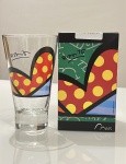 Romero Britto - Pão de AçúcarCopo de vidro promocional Pão de Açúcar, lançado em 2007 com arte assinada por Romero Britto, um dos artistas brasileiros de maior projeção internacional. O desenho retratado no copo representa coração, símbolo recorrente na obra do artista.Peça produzida em edição especial, acompanhada de caixa original ilustrada. Item de forte apelo colecionável para apreciadores de Romero Britto, memorabilia publicitaria e brindes promocionais de grandes marcas. Item novo .