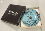 Romero Britto - Prato decorativo de edição especial com obra "O Beijo", assinada por Romero Britto e fabricada pela tradicional porcelana portuguesa Vista Alegre. A peça apresenta estilo icônico do artista, com cores e traços vibrantes. Acompanha caixa original em excelente estado de conservação. Item de forte apelo colecionável.