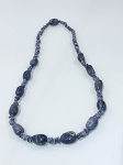 Colar em quartzo azul natural ou Sodalita, com coloração suave e acabamento delicado. Pedra conhecida por sua aparência tranquila e sofisticada, bastante procurada no mercado de acessórios. Peça versátil, em bom estado, adequada para diferentes estilos e ocasiões. Ótima opção para colecionadores.