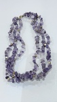 Colar Fios Cascalho de Pedra Ametista Roxa Natural  1 VioletaColar apresenta:Três fios delicadamente trabalhados com pedras de ametista em cascalho, criando um efeito sofisticado e harmonioso.Estilo versátil: ideal para complementar tanto looks casuais quanto ocasiões especiais.Energia positiva: a ametista é conhecida por trazer equilíbrio, proteção e boas vibrações.Um colar exclusivo que combina beleza, charme e energia natural para quem valoriza peças únicas.