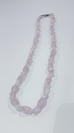 Colar de Quartzo Rosa Colar confeccionado com pedras naturais de quartzo rosa, conhecidas por sua tonalidade rosa suave e brilho delicado. Cada pedra foi cuidadosamente selecionada e lapidada, garantindo uniformidade e beleza refinada.O colar possui comprimento ideal para valorizar o colo, podendo ser usado sozinho ou em combinação com outras peças