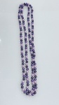 COLAR DE PÉROLAS ARTIFICIAIS COLORIDASColar longo confeccionado com esferas sintéticas imitando pérolas, em padrão alternado nas cores lilás, roxo e rosa, com acabamento de alto brilho. As contas apresentam formato esférico uniforme e bom polimento superficial, proporcionando aspecto homogêneo ao conjunto.Peça em fio contínuo (sem fecho aparente), possibilitando uso em volta simples ou dupla. Material de composição não precioso (pérolas não naturais), indicado para uso ornamental e composição de estilo.Estado de conservação: bom