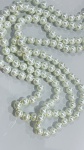 COLAR DE PÉROLAS ARTIFICIAISColar longo composto por esferas sintéticas imitando pérolas, em tonalidade branco perolado com acabamento de alto brilho. As contas apresentam formato predominantemente esférico, com leve variação natural de superfície, conferindo aspecto visual clássico.Peça montada em fio contínuo (sem fecho aparente), permitindo uso em uma ou mais voltas. Material de natureza não preciosa (pérolas artificiais), indicado para uso decorativo e composição de estilo.Estado de conservação: regular a bom