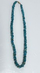 COLAR DE PEDRAS NATURAIS EM TONALIDADE TURQUESA (TIPO CASCALHO)Colar composto por fragmentos irregulares de pedras naturais em tonalidade azul/turquesa, com variações cromáticas que incluem nuances esbranquiçadas e áreas mais saturadas. As pedras apresentam acabamento polido, em formato tipo cascalho (chips), dispostas de forma contínua ao longo da peça.Montagem por encadeamento, formando composição orgânica e dinâmica, característica de colares desse tipo.PERÍODO: contemporâneoMATERIAL: pedras naturais (turquesa ou similar)TÉCNICA: polimento e montagemFECHO: não visível (não identificado nas imagens)ESTADO DE CONSERVAÇÃO: bom estado geral, com leves sinais de uso compatíveis, sem quebras aparentes nas pedras.OBSERVAÇÕES: peça de estilo naturalista, valorizada pelas variações de tonalidade e pela irregularidade das pedras, que conferem autenticidade e apelo estético. Material com características compatíveis com turquesa ou pedra similar.