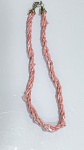 COLAR MULTIFIOS EM CONTAS IRREGULARES EM TONALIDADE CORALColar composto por múltiplos fios de contas pequenas e irregulares em tonalidade coral (rosado alaranjado), com variações naturais de cor e formato, apresentando acabamento polido. As contas são dispostas em sequência contínua, formando conjunto volumoso e de forte apelo visual.Fecho metálico em tom dourado, tipo lagosta, proporcionando segurança ao uso.PERÍODO: contemporâneoTÉCNICA: polimento e montagemFECHO: metálico, tipo lagosta, em tom douradoESTADO DE CONSERVAÇÃO: bom estado geral, com leves sinais de uso compatíveis, sem quebras aparentes nas contas.OBSERVAÇÕES: peça de estilo clássico, destacando-se pela composição multifios e pela tonalidade coral vibrante, que confere elegância e presença. Material com características compatíveis com coral natural ou material similar.