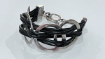 PULSEIRA EM COURO COM ELEMENTOS METÁLICOS EM DESIGN CONTEMPORÂNEOPulseira composta por múltiplas tiras em couro na tonalidade preta, dispostas de forma paralela e entrelaçada, formando estrutura volumosa e de visual marcante.Apresenta elementos metálicos em tonalidade prateada, em formato orgânico e curvilíneo, aplicados ao longo da peça, conferindo contraste e dinamismo ao conjunto.Fecho metálico com sistema de engate e corrente auxiliar, proporcionando ajuste e segurança ao uso.PERÍODO: contemporâneoMATERIAL: couro e metalTÉCNICA: montagem e aplicaçãoFECHO: fecho metálico com engate e correnteESTADO DE CONSERVAÇÃO: bom estado geral, com sinais leves de uso compatíveis, apresentando discretas marcas no metal e no couro.OBSERVAÇÕES: peça de estilo moderno e urbano, destacando-se pela combinação de materiais e pelo design arrojado. Ideal para composições de visual contemporâneo.