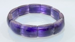 PULSEIRA EM PEDRAS NATURAIS EM TONALIDADE VIOLETA (TIPO AMETISTA)Pulseira composta por placas retangulares levemente abauladas em pedra natural, em tonalidade violeta com variações de transparência e nuances internas, características compatíveis com ametista ou pedra similar.As peças apresentam acabamento polido e são articuladas por sistema elástico, formando estrutura flexível que se ajusta ao pulso.PERÍODO: contemporâneoMATERIAL: pedras naturaisTÉCNICA: lapidação, polimento e montagemFECHO: não possui (modelo elástico)ESTADO DE CONSERVAÇÃO: bom estado geral