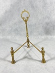 Belo suporte de mesa para prato confeccionado em metal dourado, medidas: 23x16cm.