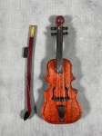 Miniatura de Violoncelo com arco, mede 19cm.