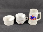 Ramequim, 1 caneca e 1 xícara grande. Itens em porcelana apresentando marcas de uso.