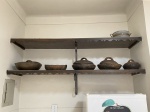 Prateleiras em madeira maciça, possuem saias em madeira recortada, acompanham par de mãos francesas em ferro. Não acompanham as panelas. Comprimento 1,72m, profundidade 46cm. Este lote deve ser retirado mediante agendamento prévio no bairro Santa Efigênia