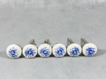 Puxadores antigos de movéis, em porcelana branca com ornamentação floral azul. Marcas de uso. 6 unidades.