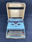 Antiga máquina de escrever Olivetti Lettera 22 com estojo de transporte, desgastes não testada.