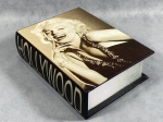 Porta treco representando livro, possui revestimento em material sintético contendo estampa de fotografia de Marilyn Monroe, medidas: 20x26cm.